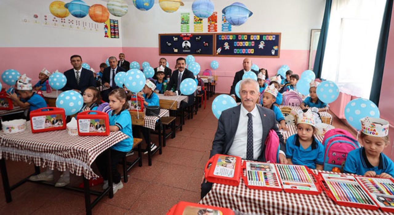 Başkan Tahmazoğlu’ndan Öğrencilere 140 Bin Boyama Seti