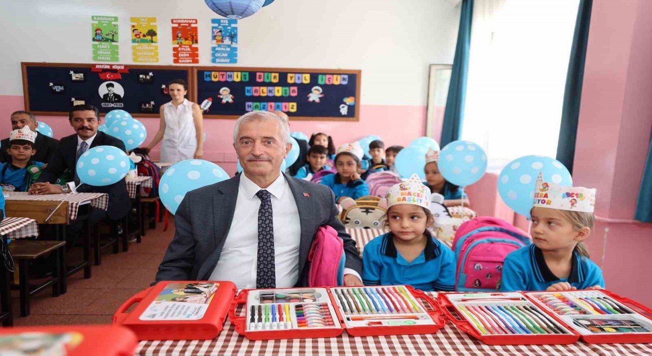 Başkan Tahmazoğlundan öğrencilere 881 bin adet boyama seti