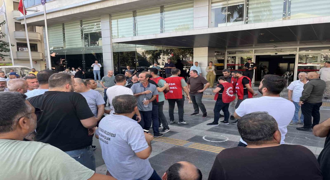 Başkan Tugay Karşıyakada çöp toplattı, işçiler karşı karşıya geldi