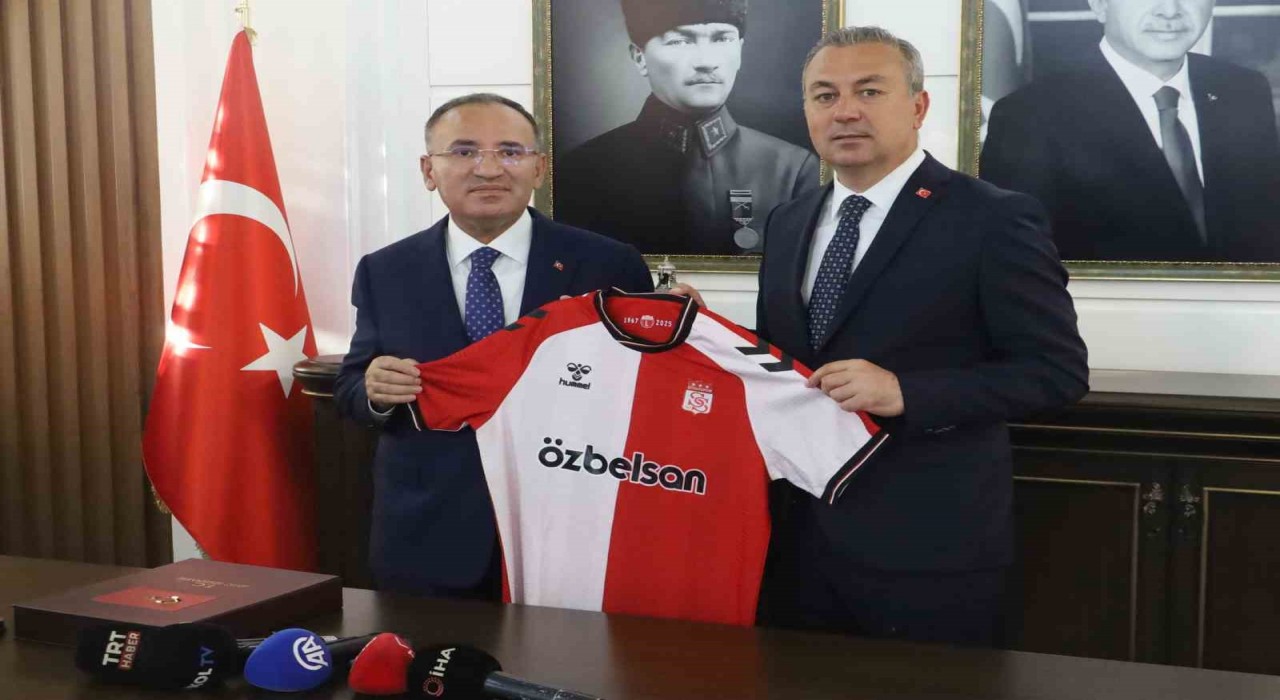 Başkan Uzundan TBMM Başkanvekili Bozdağa Sivasspor forması