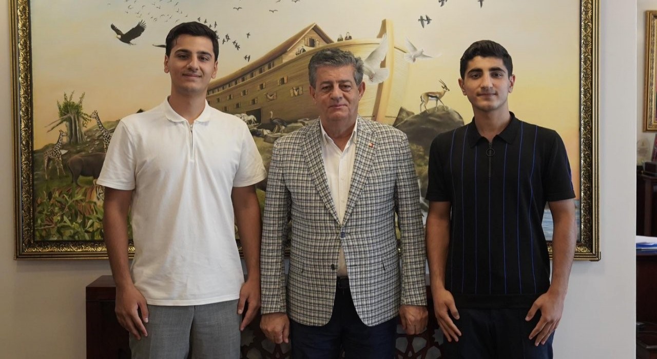 Başkan Yarka, YKSde derece yapan Uslu kardeşleri ağırladı