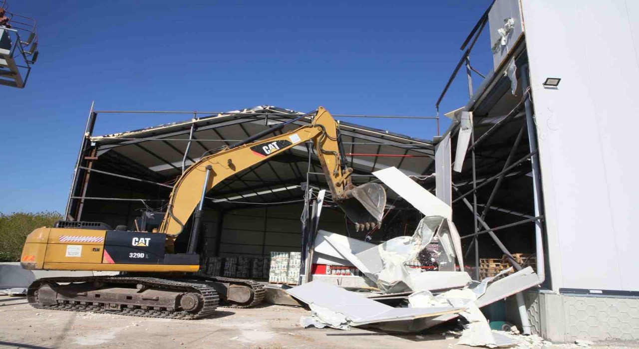 Başköyde kaçak depo yıkıldı