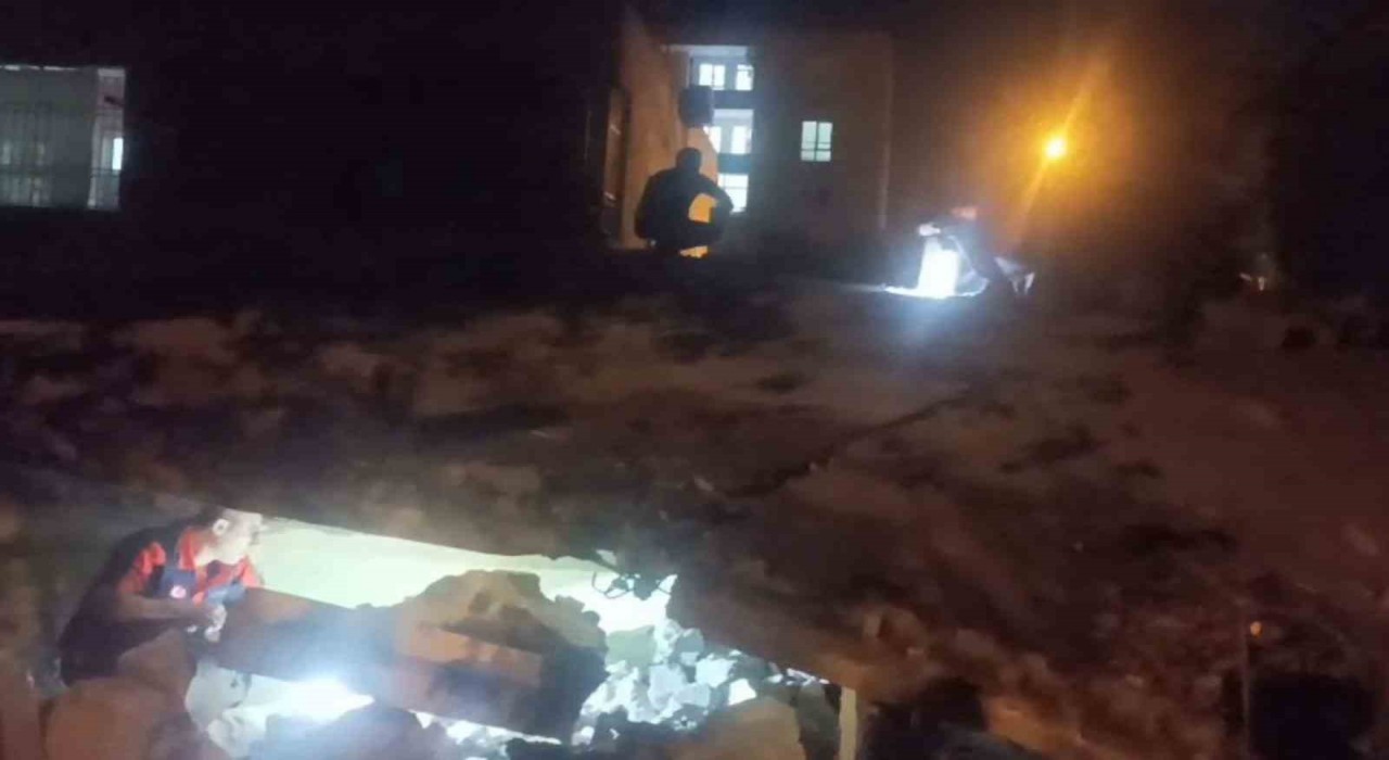 Batmanda 2 katlı bina çöktü