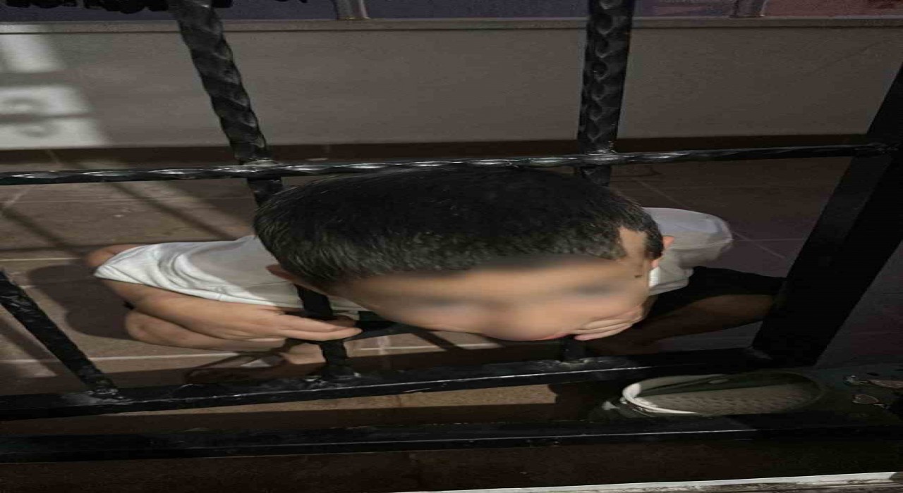 Batmanda balkona kafası sıkışan çocuk itfaiye tarafından kurtarıldı