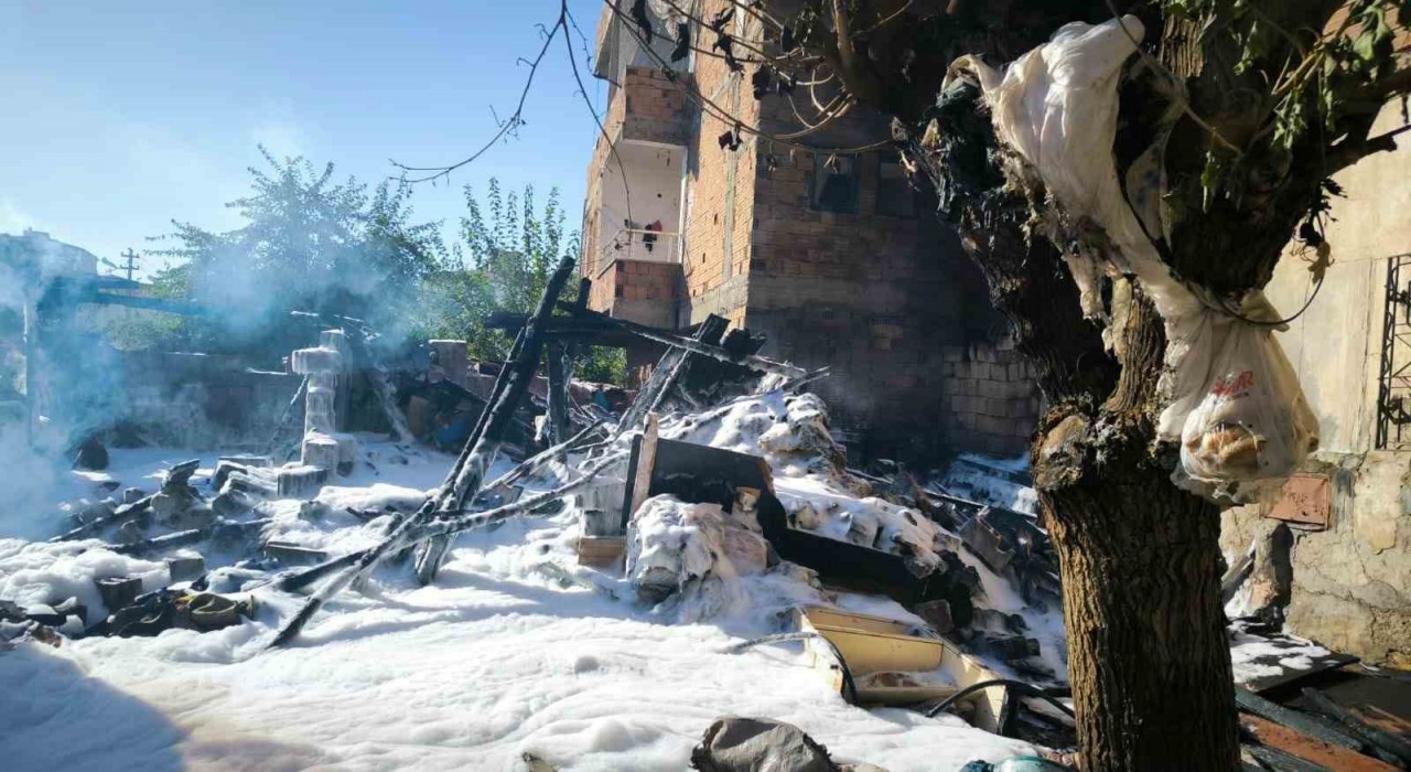 Batmanda evin bahçesinde yangın