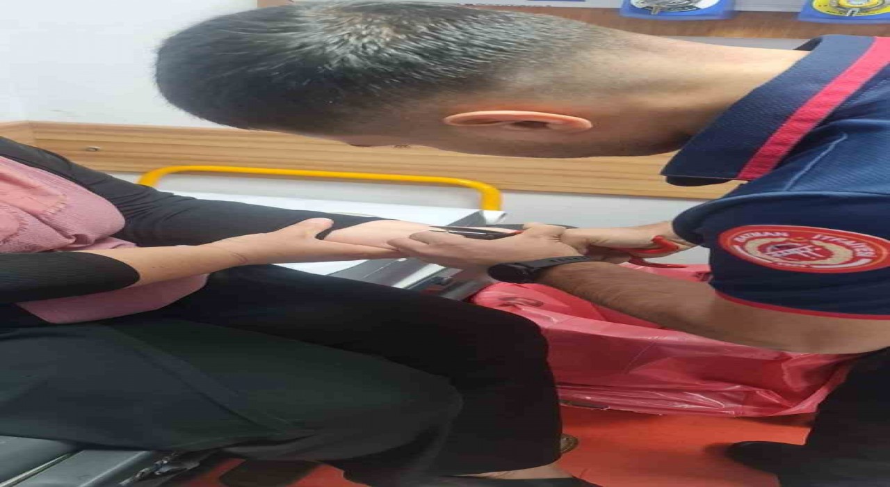 Batmanda kadının bileğine sıkışan bilezik itfaiye ekiplerince çıkarıldı