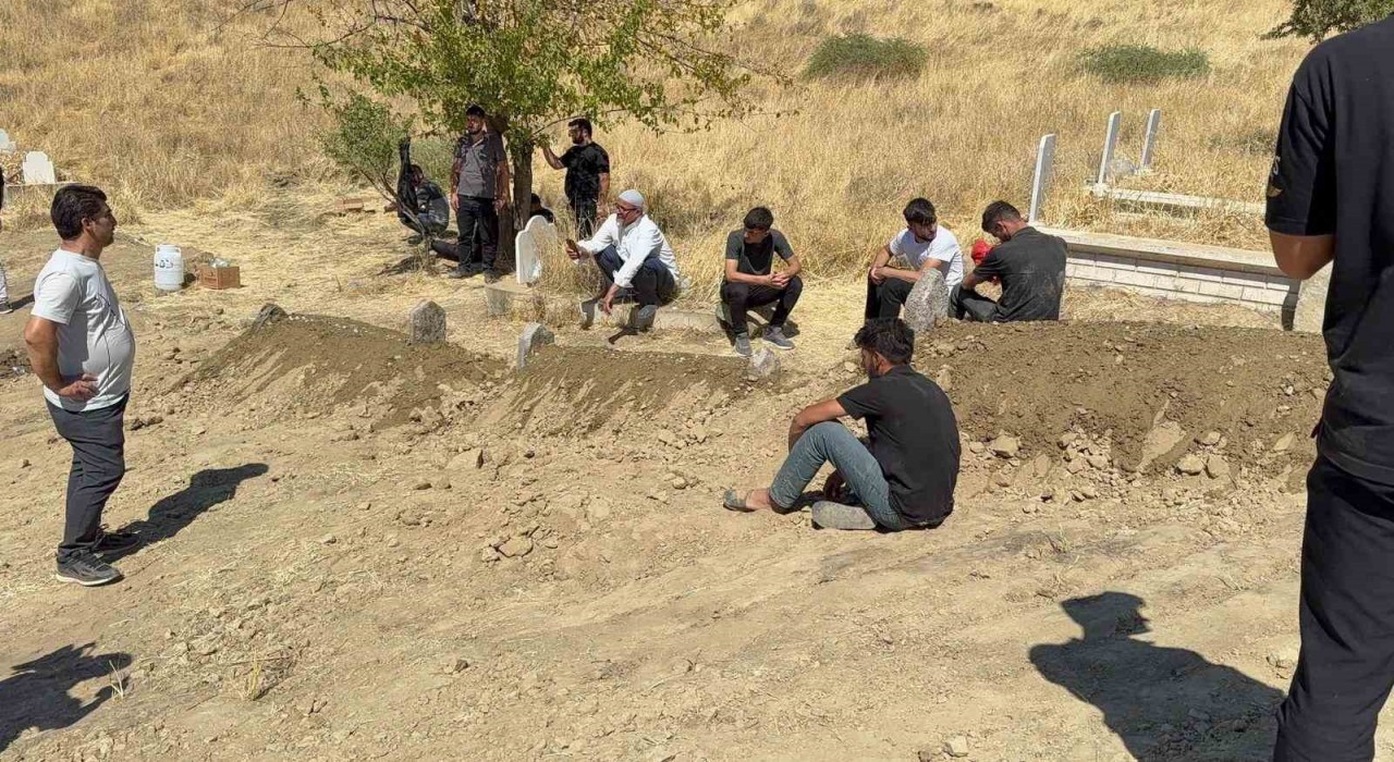 Batmanda saldırıda yaşamını yitiren aile, yoğun güvenlik önlemleri altında toprağa verildi