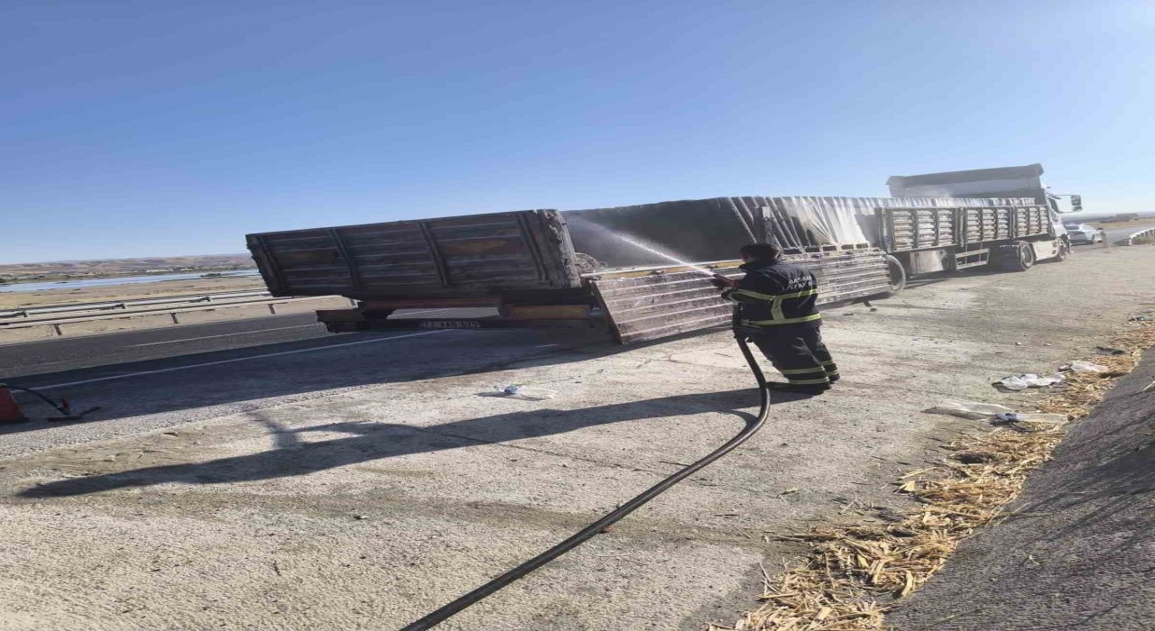 Batmanda seyir halindeki tırın dorsesinde yangın çıktı