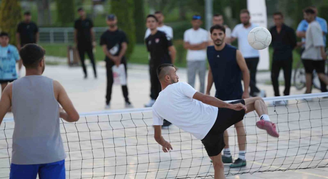 Battalgazide 18 takım mücadele etti, kupa Karaman FKnın oldu