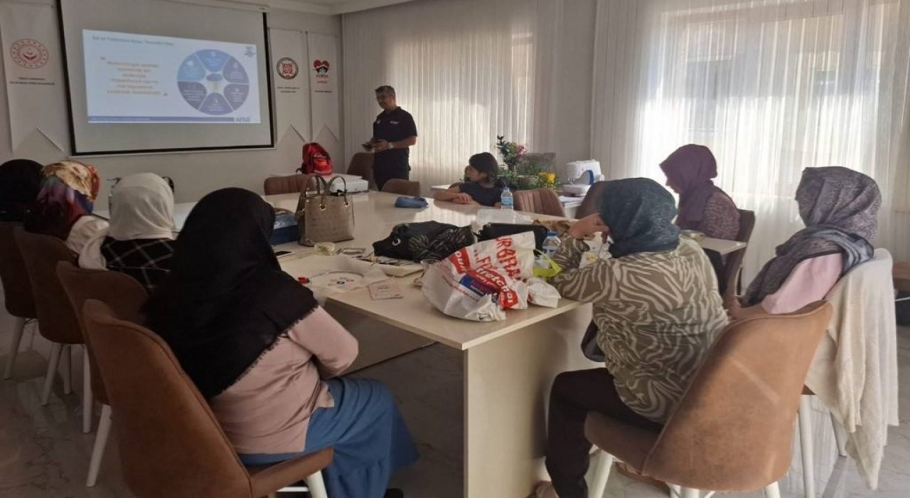 Bayburtta ADEM eğitmenlerine ve kursiyerlerine ‘Afet Farkındalık Eğitimi verildi