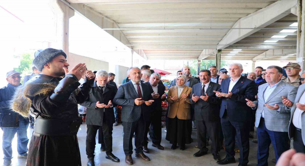 Bayburtta Ahilik Haftası kutlamaları kapsamında pazar yeri dualarla açıldı