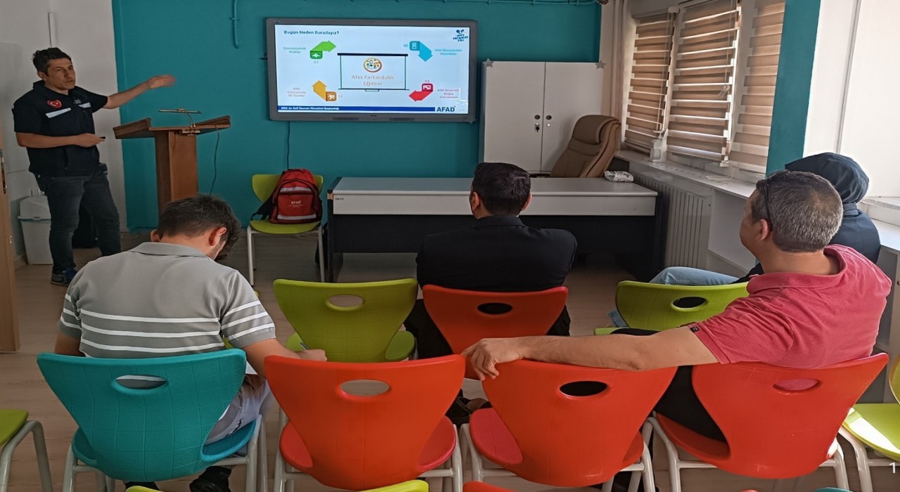 Bayburtta BİLSEM personeline afet ve yangın farkındalık eğitimi verildi