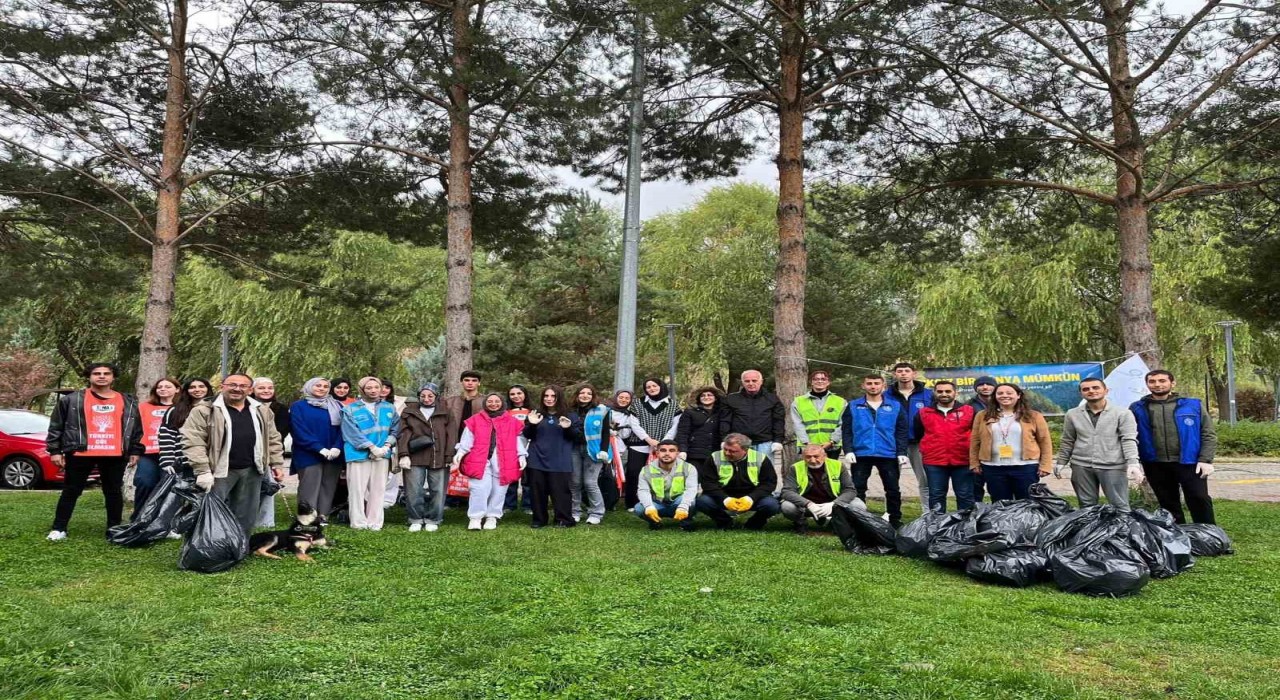 Bayburtta gönüllüler Yenişehir Parkında çevre temizliği yaptı