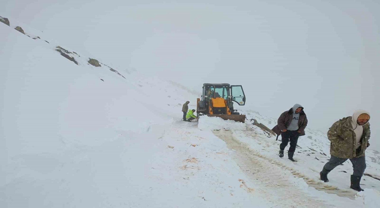 Bayburtta kar ve fırtına çobanı yaylada yakaladı: Sürüsüyle fırtınada mahsur kalan çoban kurtarıldı