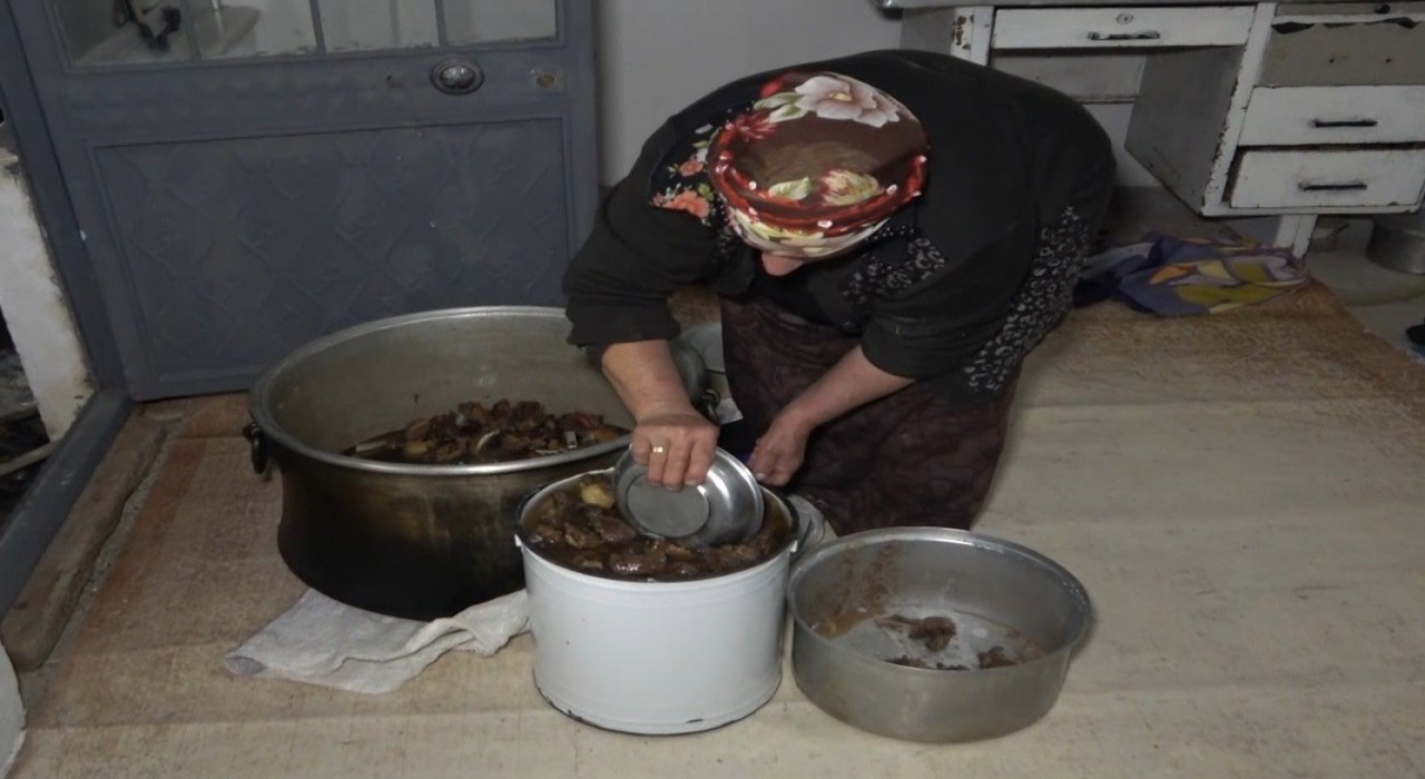 Bayburtta kışlık kavurma geleneği devam ediyor