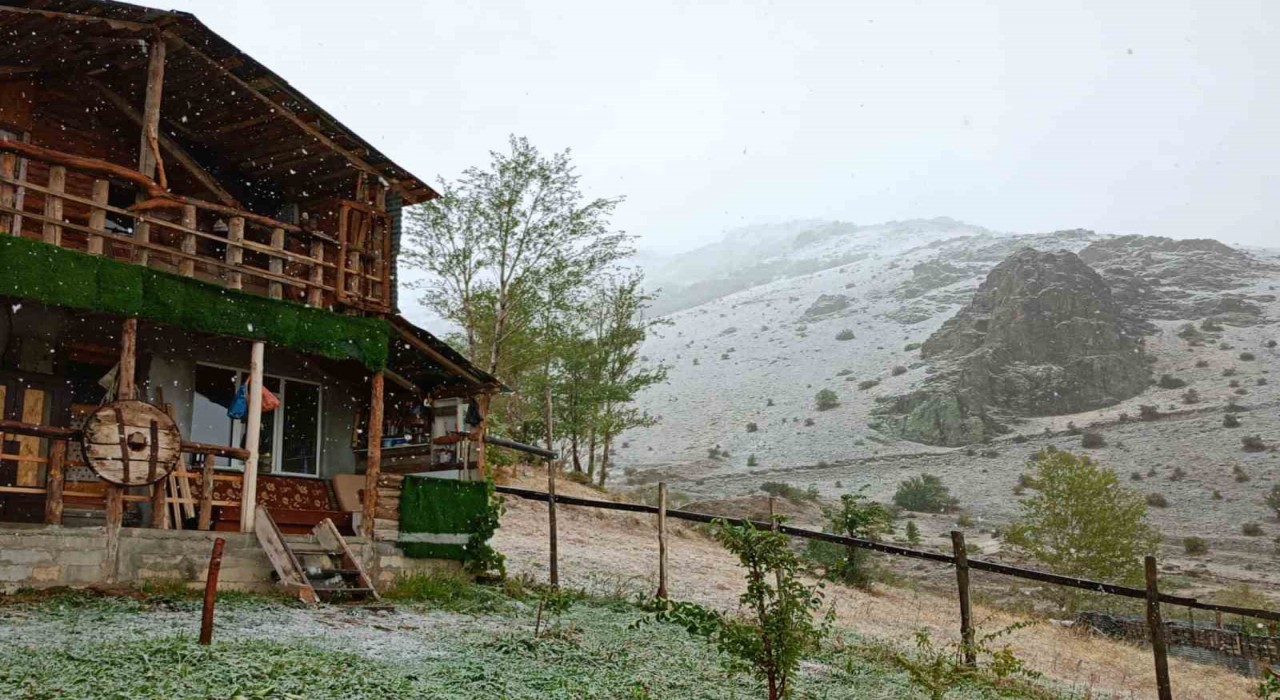 Bayburtun yüksek rakımlı köylerinde kar yağışı etkili oldu