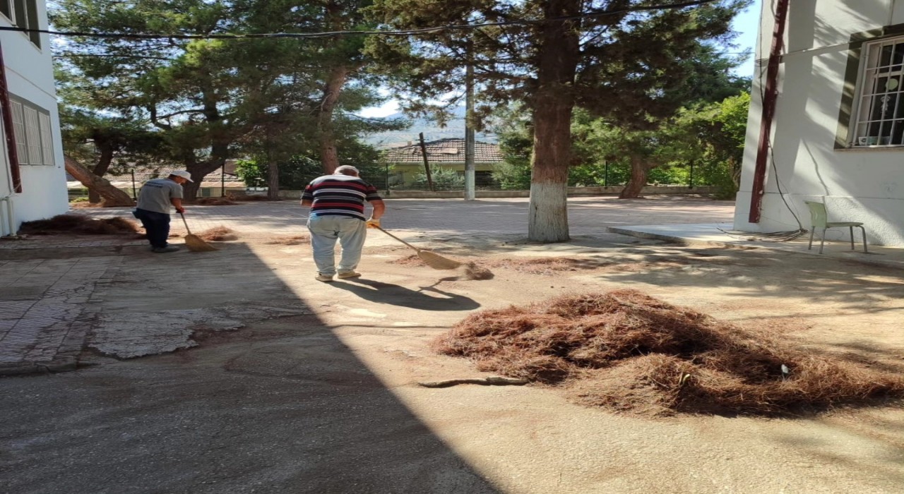 Bayırköy Belediyesinden eğitim yılı öncesi bahçe temizliği