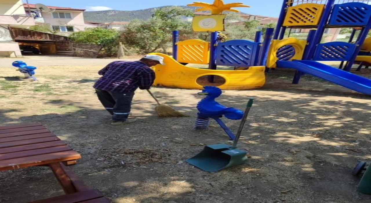 Bayırköyde park ve spor alanlarında yoğun temizlik çalışması