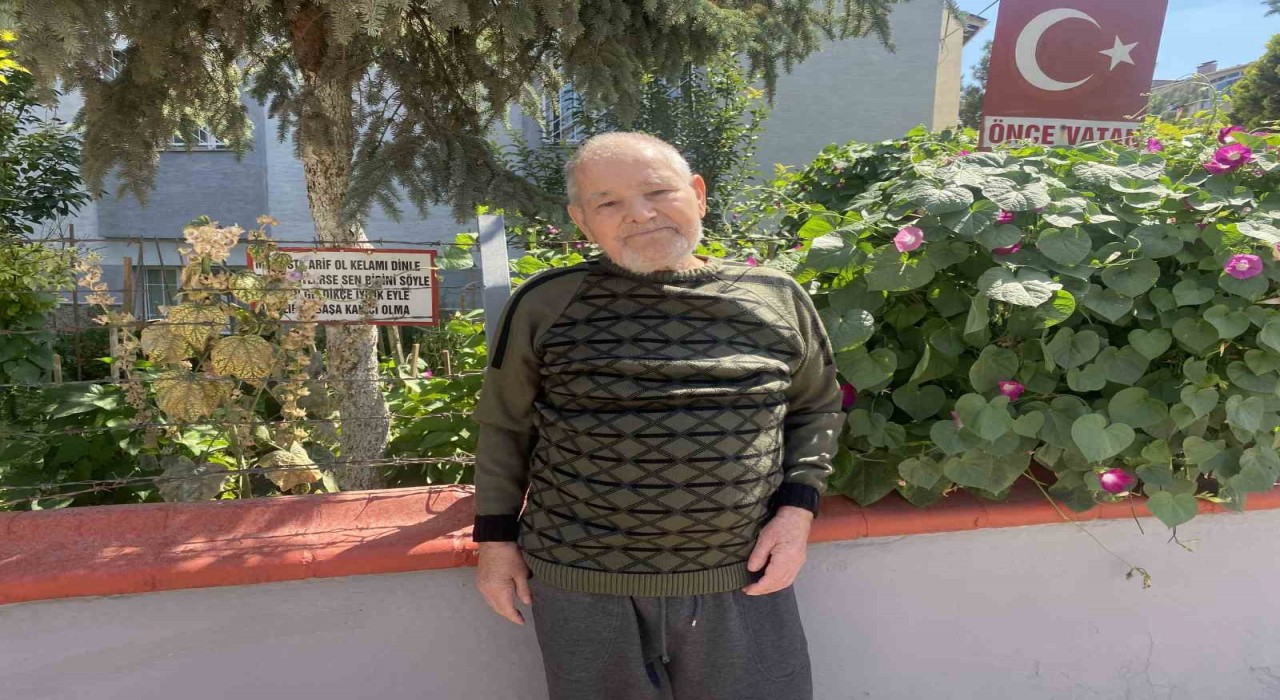 Bayram amcanın bahçeye yerleştirdiği özlü sözler dikkat çekiyor