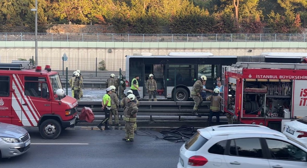 Bayrampaşa-Maltepe Metrobüs Durağında korkutan yangın