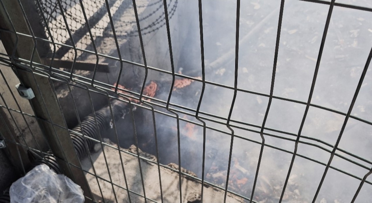 Bayrampaşa Metris Cezaevinin yanındaki otluk alanda korkutan yangın