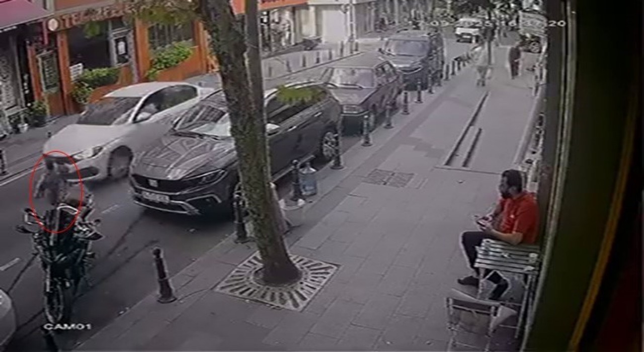 Bayrampaşada otomobil bakkaldan koşarak çıkan küçük çocuğa çarptı