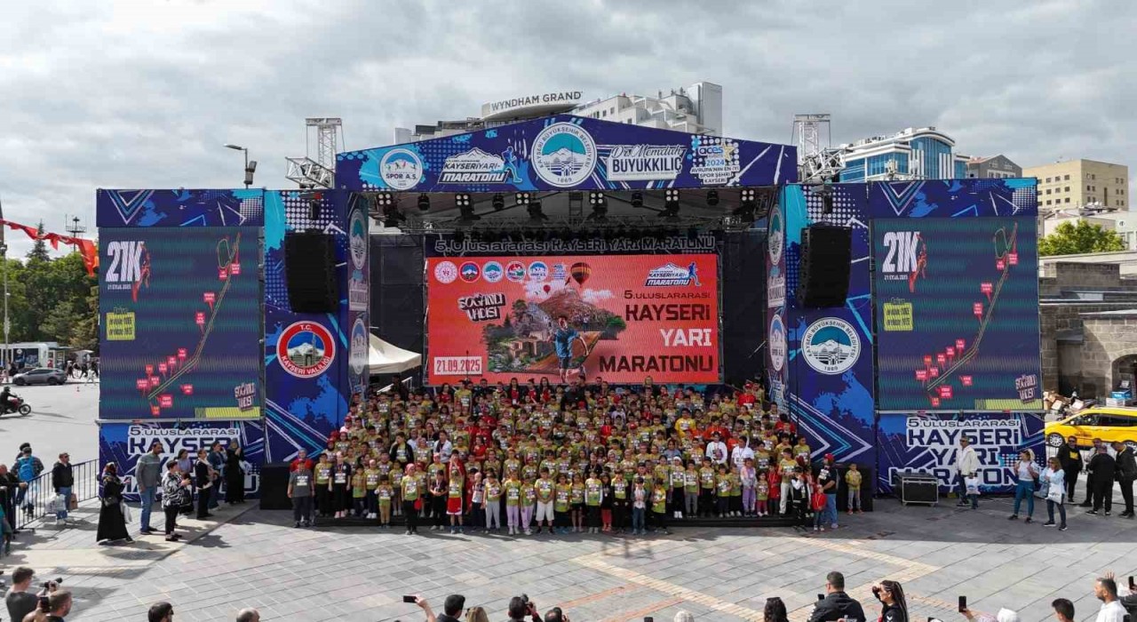 Bebekler ve çocuklar Uluslararası Kayseri Yarı Maratonuna renk kattı