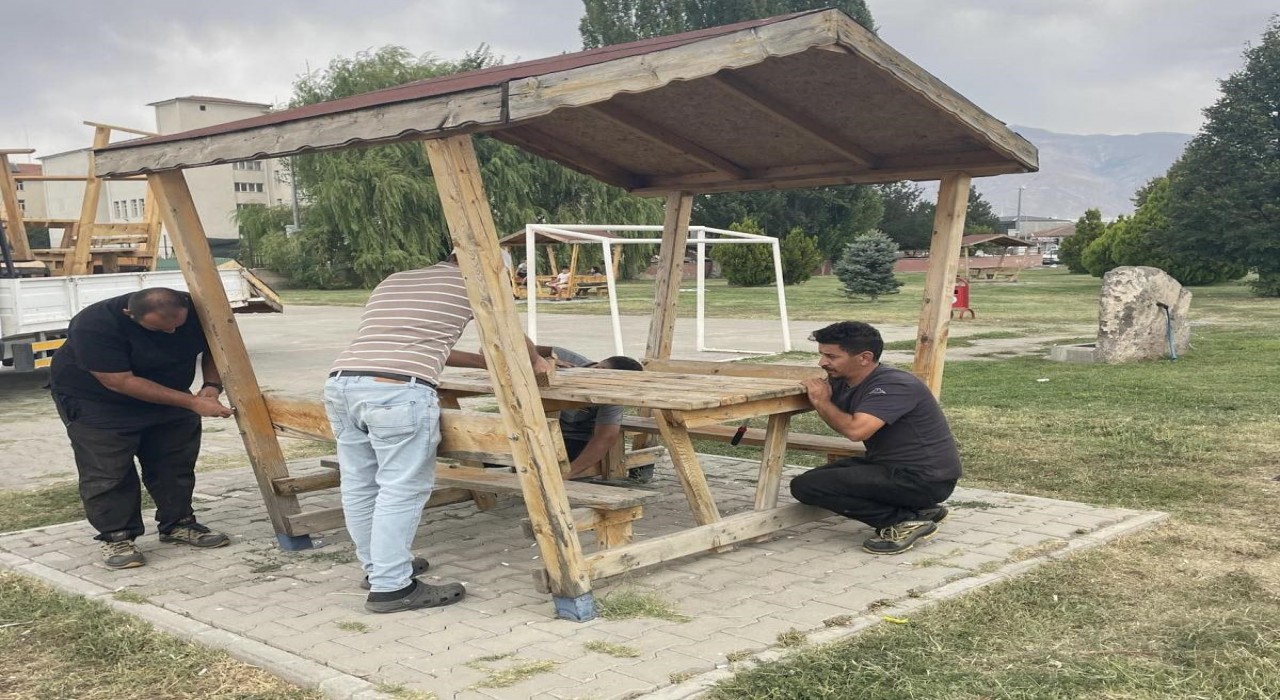 Belediye ekipleri şehir mobilyaları üretiyor