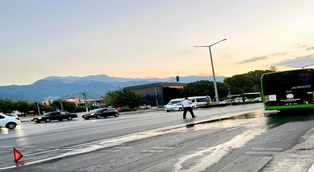 Belediye otobüsünden dökülen yakıt sürücülere zor anlar yaşattı