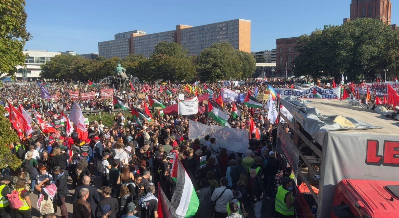 Berlindeki Tüm Gözler Gazzede gösterisinde on binlerce kişi İsraili protesto etti