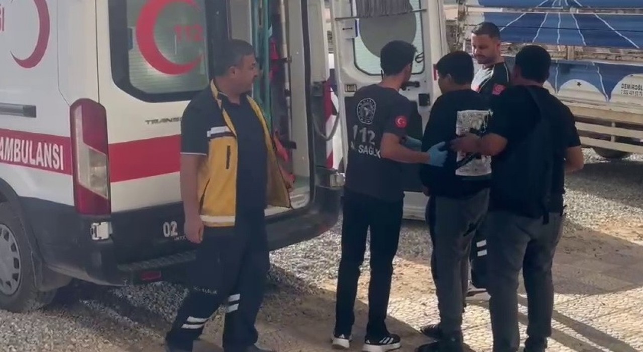 Beton mikseri, minibüs ve otomobilin karıştığı kazada 2 kişi yaralandı