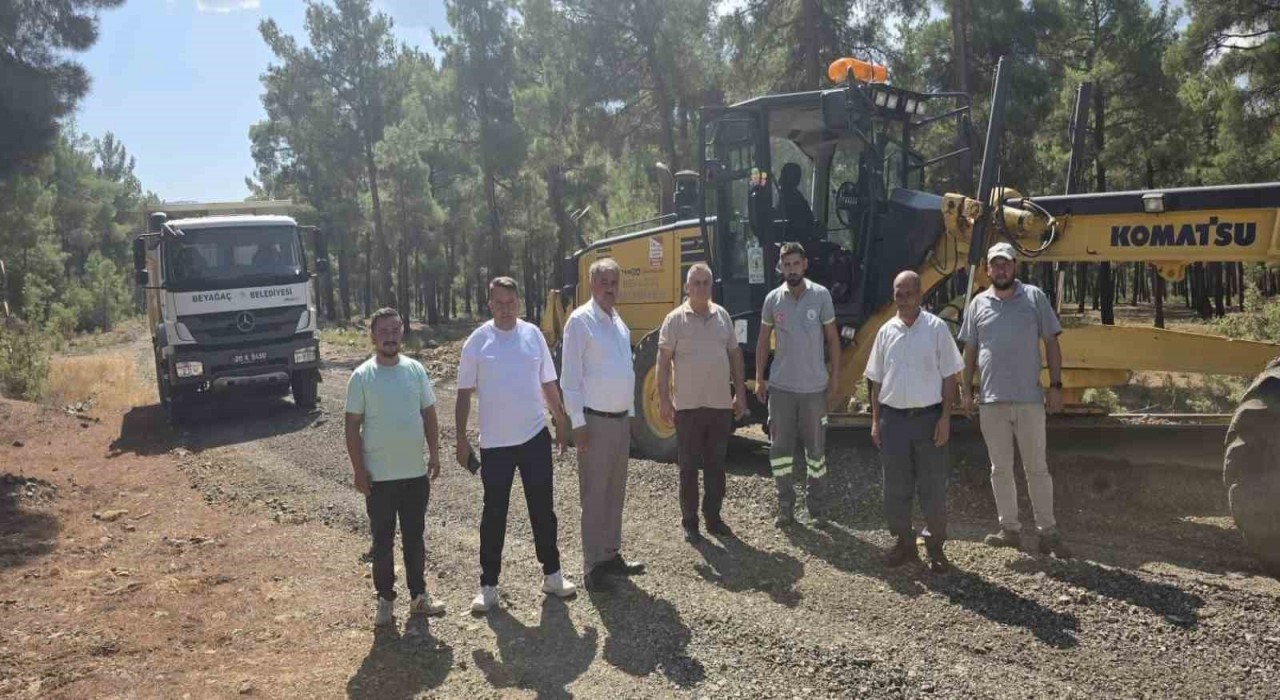 Beyağaç Belediye Başkanı Sezayi Pütün asfaltlama çalışmalarını yerinde inceliyor