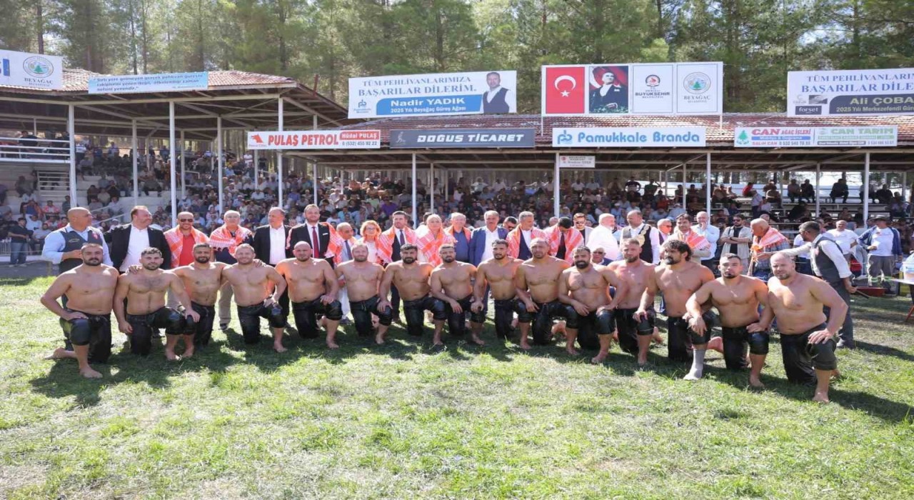 Beyağaç Hüseyin Çokal Er Meydanının başpehlivanı Nedim Gürel oldu