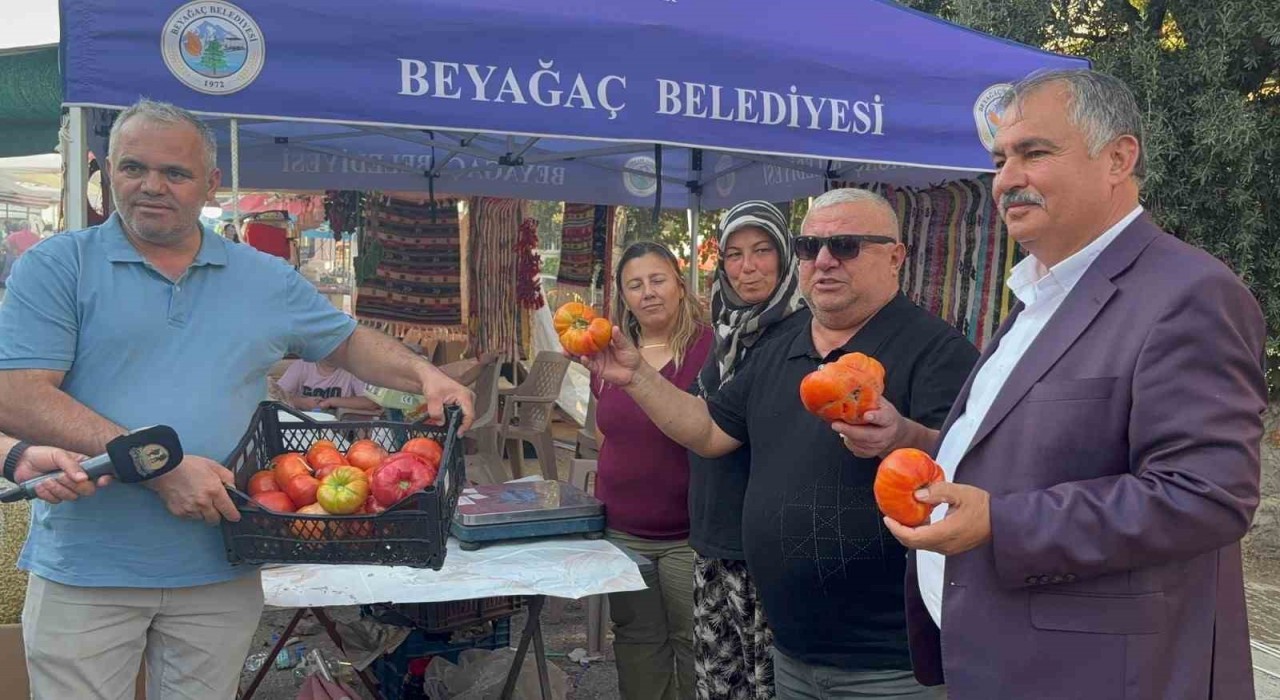 Beyağaçın esnaf Belediye Başkanı Sezayi Pütüne teşekkür plaketi
