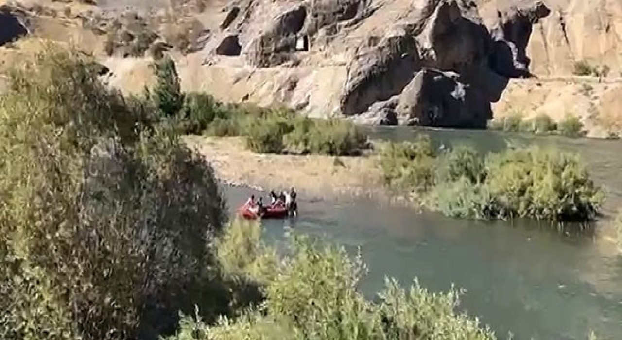 Beyhan Barajında kapaklar açıldı: 4 kişi mahsur kaldı