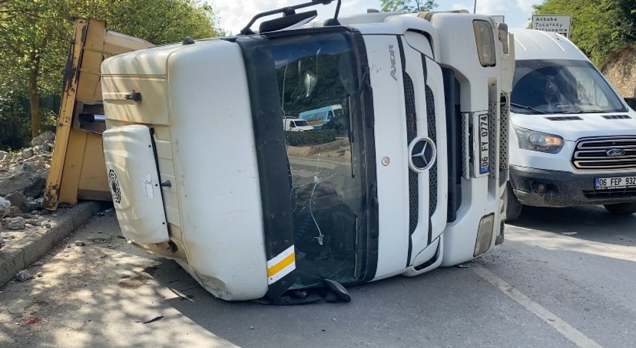 Beykozda hafriyat kamyonu devrildi: 1 yaralı