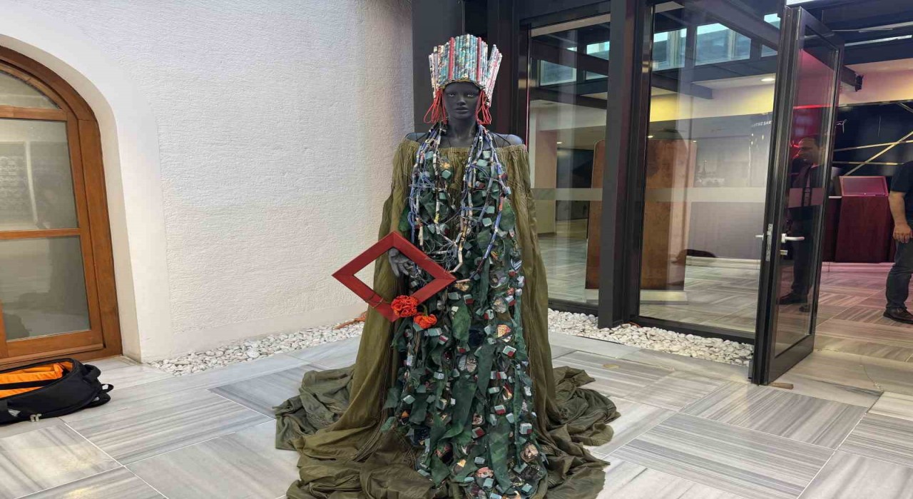 Beyoğlunda geri dönüşüm malzemelerinden sergi açıldı