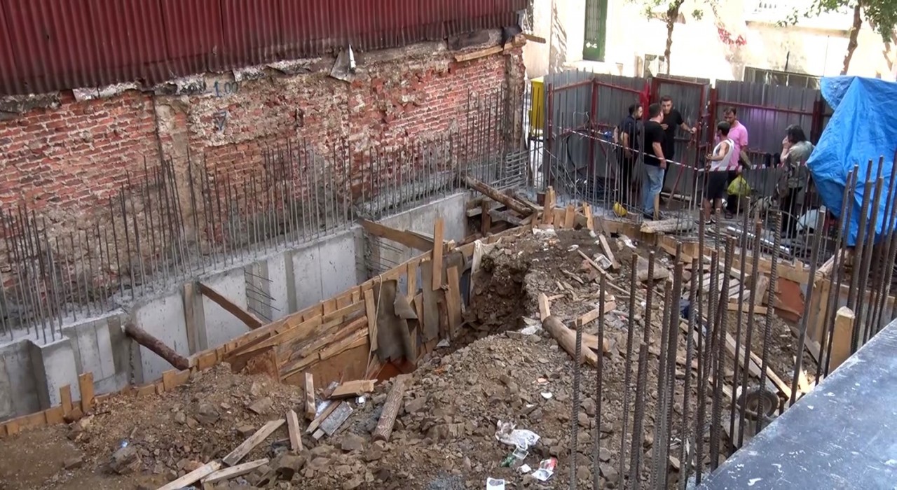 Beyoğlunda inşaat alanında göçük: Bir işçi beline kadar toprak altında kaldı