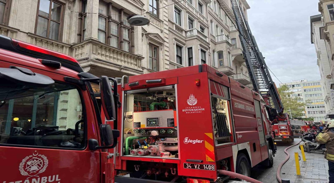 Beyoğlunda otelde çıkan yangın kontrol altına alındı