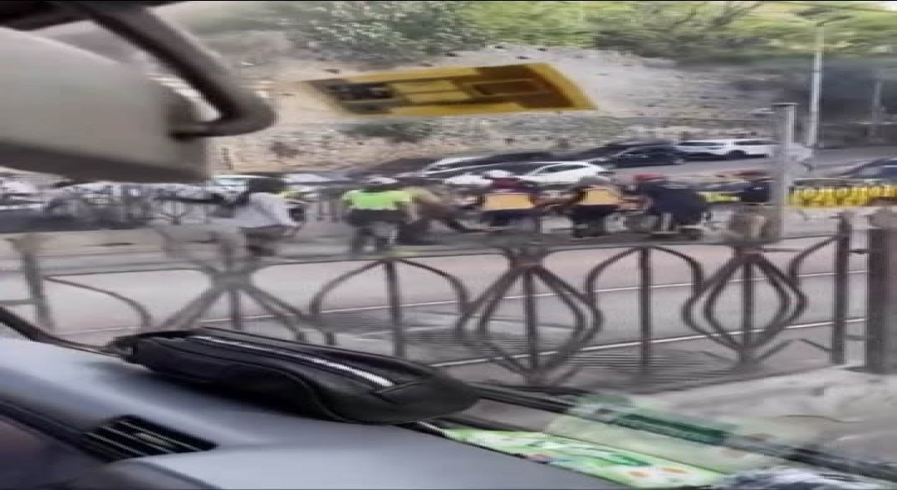 Beyoğlunda tramvayın yayaya çarptığı anlar kamerada