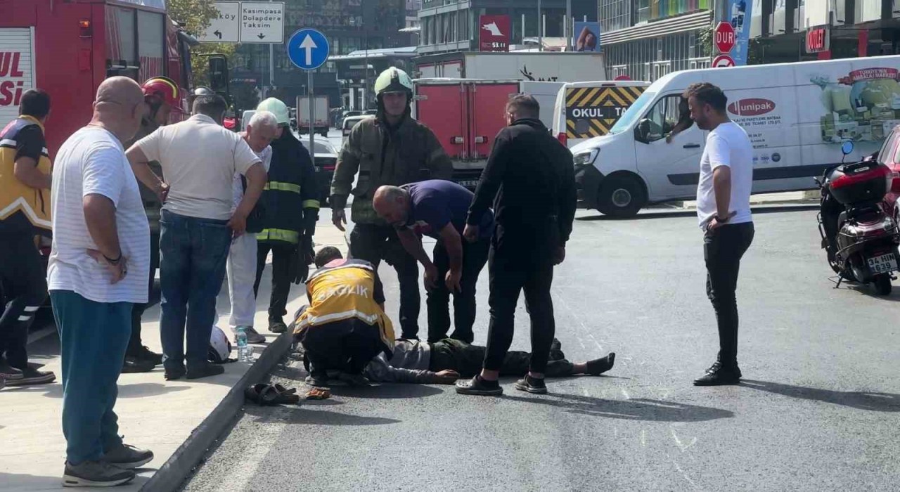 Beyoğlunda yağ dökülen yolda motosikletli kayarak düştü