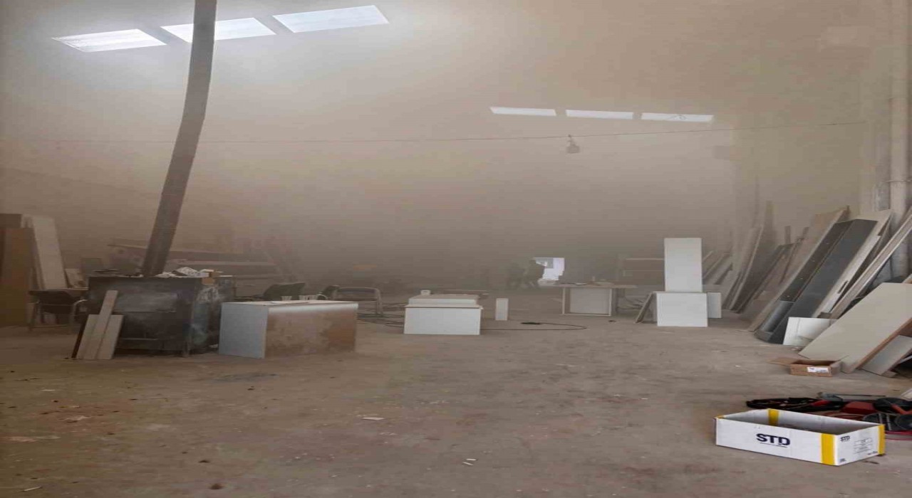 Beyşehirde mobilya imalathanesinde yangın paniği