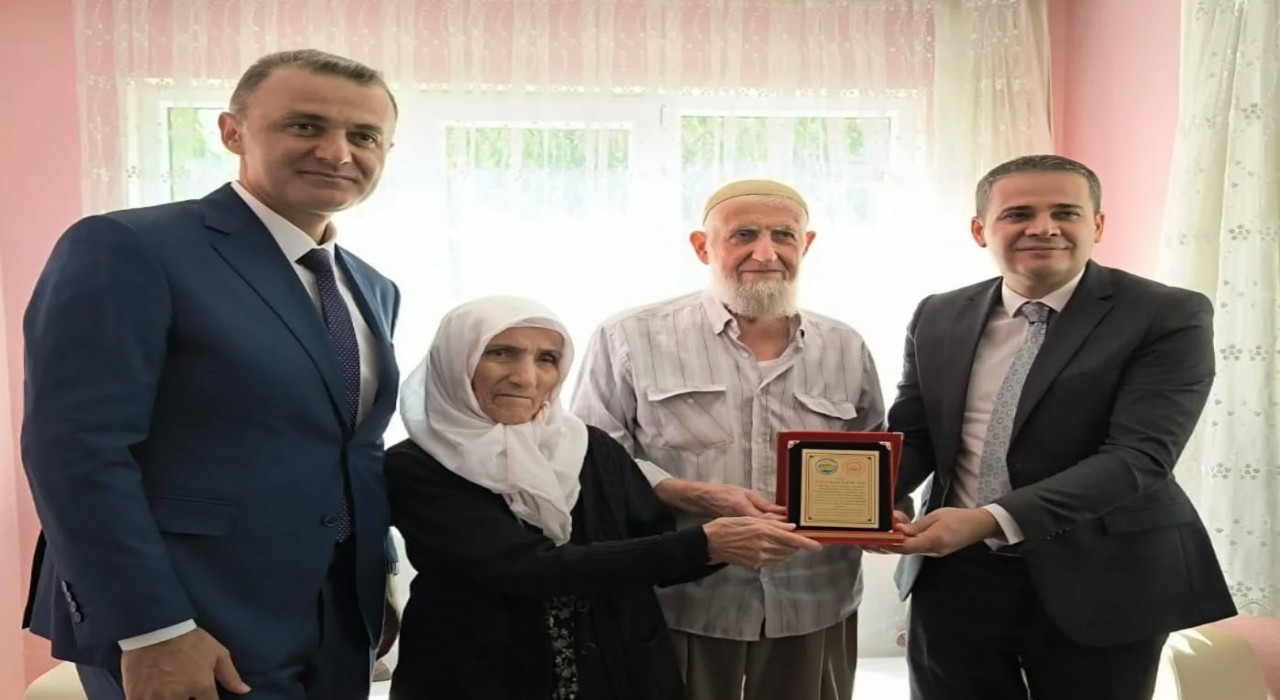 Beyşehirde örnek çiftlere plaket verildi