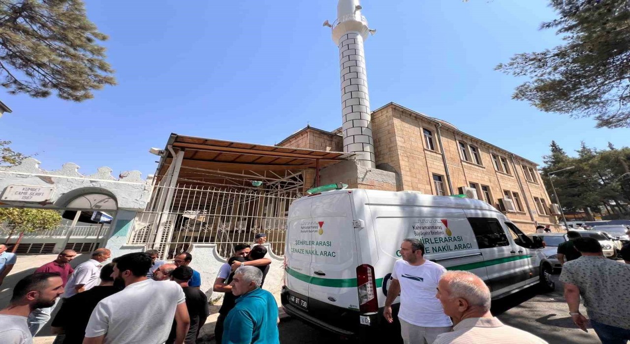 Bıçaklı saldırıda hayatını kaybeden genç adam son yolculuğuna uğurlandı