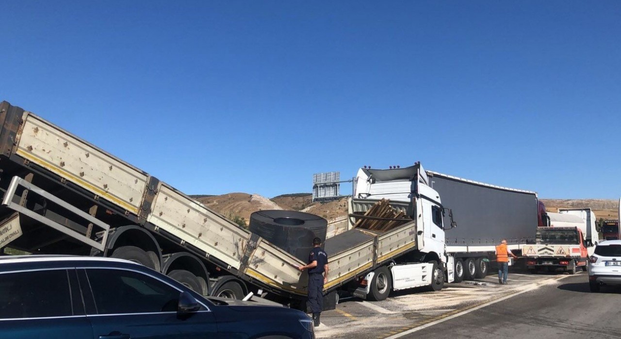 Bilecikte 3 aracın karıştığı zincirleme trafik kazasında 1 kişi yaralandı
