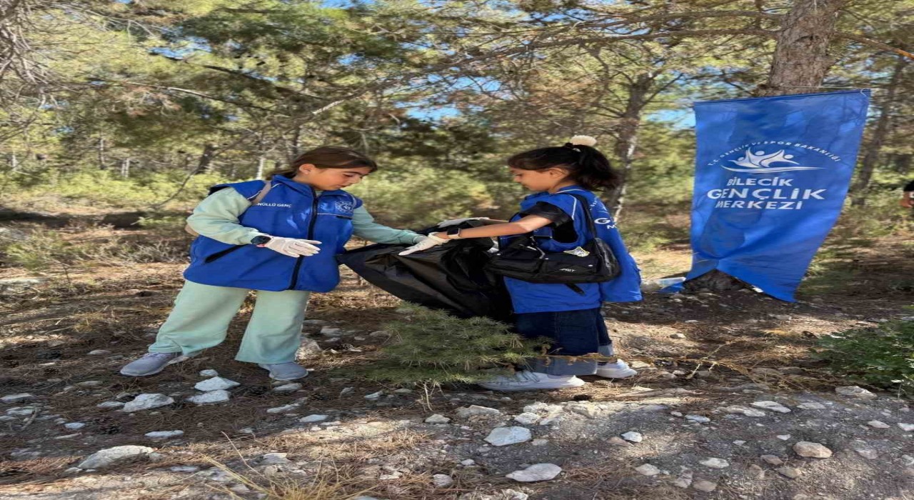 Bilecikte Atatürk Ormanında temizlik çalışması gerçekleştirildi