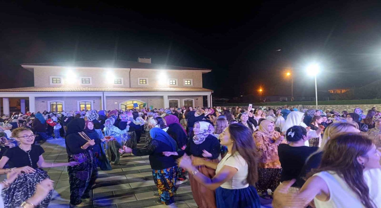 Bilecikte bin 500 kadınla ilk şalvar gecesi coşkusu