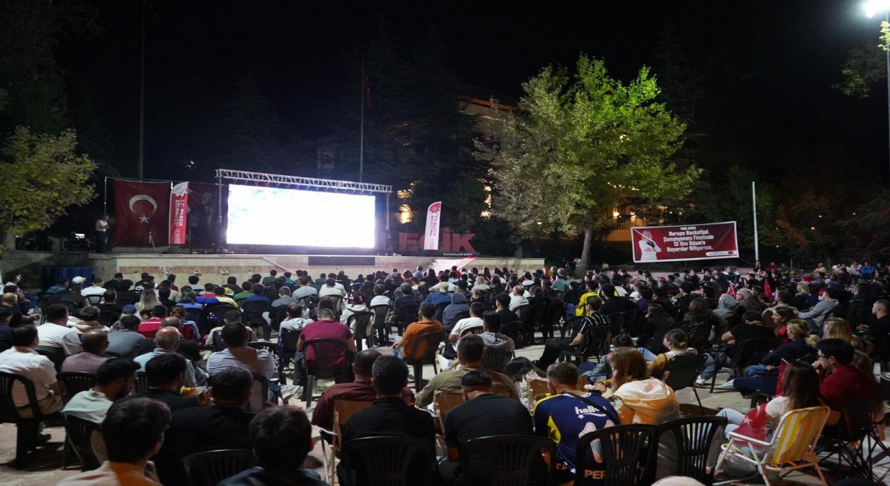 Bilecikte final heyecanı Cumhuriyet Meydanında yaşandı