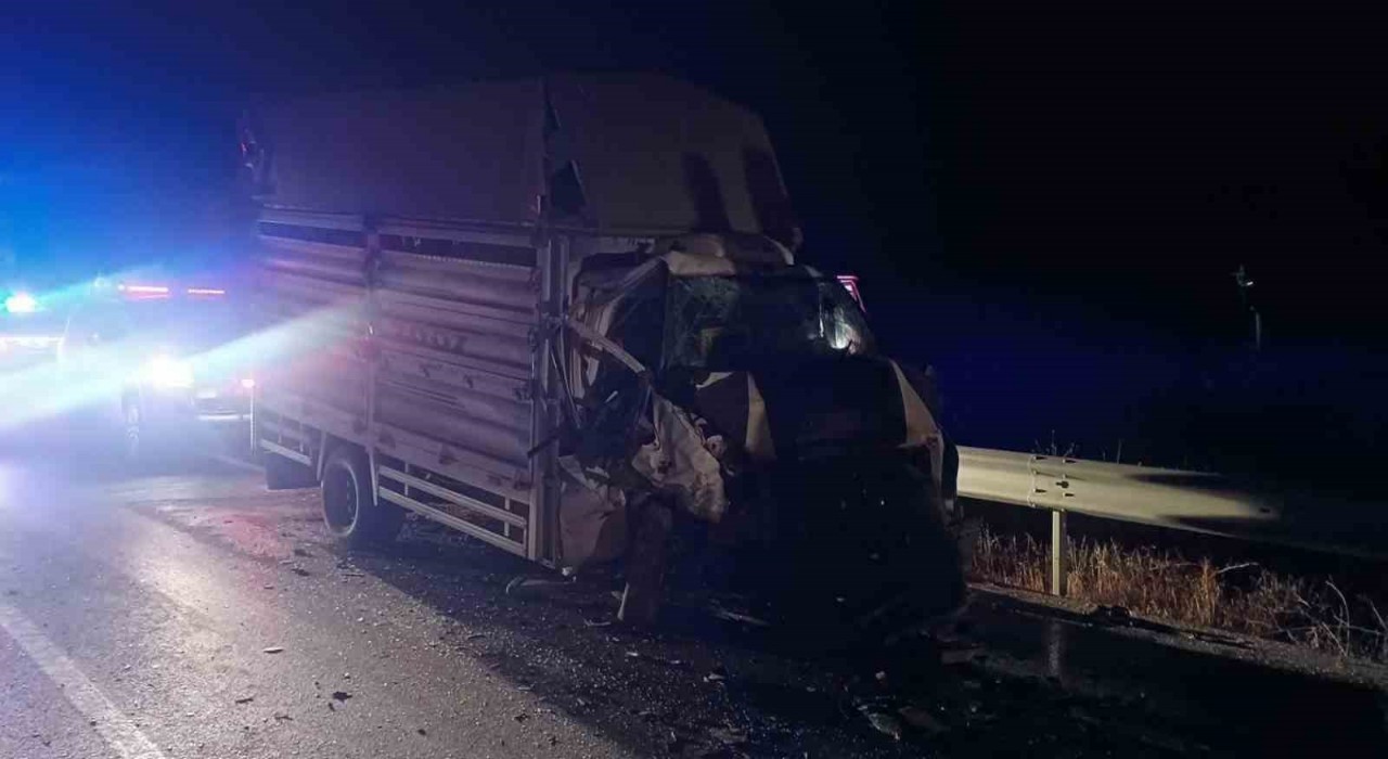 Bilecikte hafif ticari araç kamyonetle çarpıştı: 1 ölü, 2 yaralı