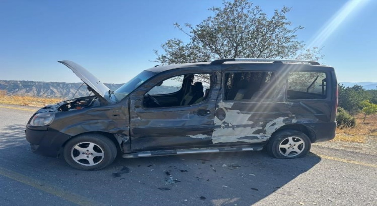 Bilecikte kamyon ile hafif ticari aracın kafa kafaya çarpıştı, 2 yaralı